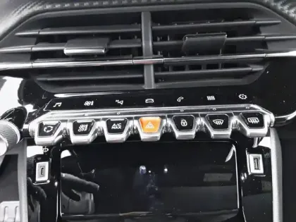 Photo 25 Peugeot 2008  PureTech 130 S&S BVM6