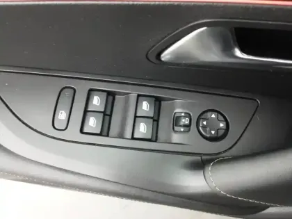 Photo 17 Peugeot 2008  PureTech 130 S&S BVM6