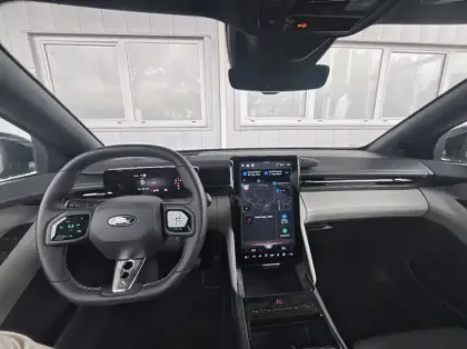 Photo 2 Ford Capri 340ch Extended Range 79kW Pack Premium AWD