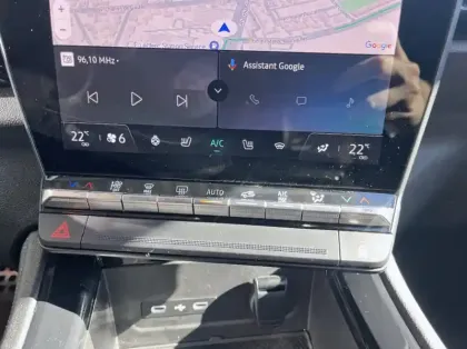 Photo 4 Renault Austral 1.2 E-Tech full hybrid 200ch Iconic esprit Alpine- 24