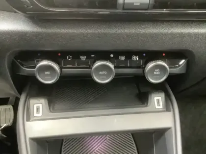 Photo 15 Citroën C4 PureTech 130 S&amp;S EAT8 Shine