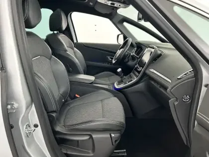 Photo 20 Renault Grand Scenic  TCe 140 FAP - 21