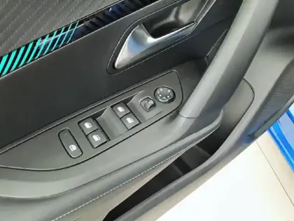 Photo 60 Peugeot 2008  PureTech 130 S&S BVM6