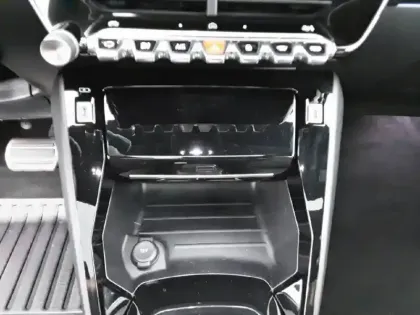 Photo 23 Peugeot 208  Hybrid 145 e-DCS6