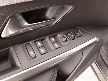 Photo 53 Peugeot 3008  Hybrid 136 e-DCS6