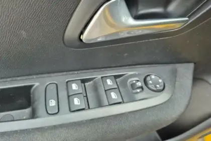 Photo 15 Peugeot 208  Electrique 50 kWh 136ch