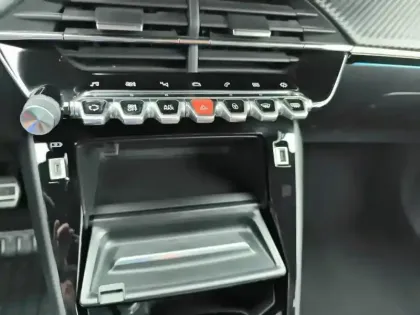 Photo 11 Peugeot 2008  PureTech 130 S&S EAT8 GT