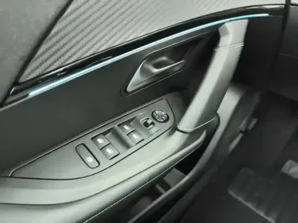 Photo 15 Peugeot 2008  PureTech 130 S&S EAT8 GT