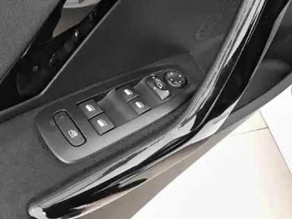 Photo 23 Peugeot 208  PureTech 82ch S&S BVM5