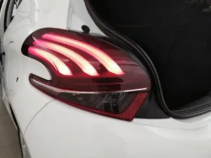 Photo 16 Peugeot 208  PureTech 82ch S&S BVM5