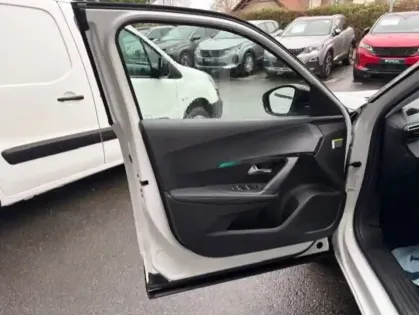 Photo 36 Peugeot 2008  PureTech 130 S&S BVM6