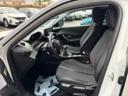 Photo 35 Peugeot 2008  PureTech 130 S&S BVM6