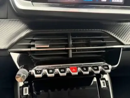 Photo 42 Peugeot 2008  PureTech 130 S&S BVM6