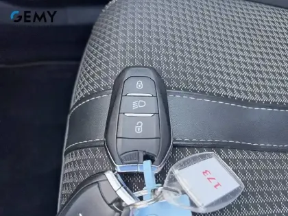 Photo 32 Peugeot 2008  PureTech 130 S&S BVM6