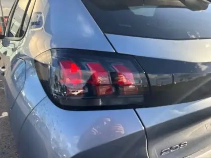 Photo 16 Peugeot 208  PureTech 100 S&S EAT8