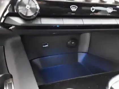 Photo 24 Peugeot 3008  Hybrid 225 e-EAT8