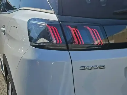 Photo 16 Peugeot 3008  Hybrid 225 e-EAT8