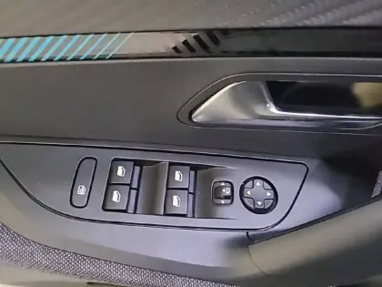 Photo 29 Peugeot 2008  Electrique 136 ch