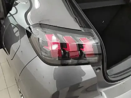 Photo 16 Peugeot 208  PureTech 75 S&S BVM5