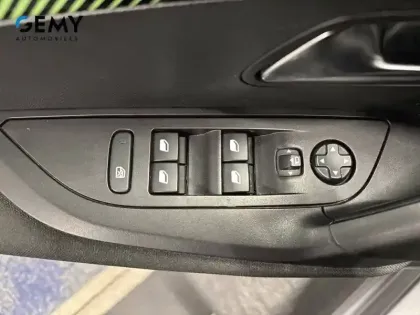 Photo 11 Peugeot 2008  PureTech 100 S&S BVM6