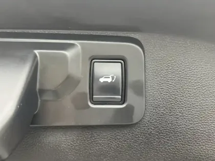 Photo 18 Renault Austral 1.2 E-Tech full hybrid 200ch Iconic- 24