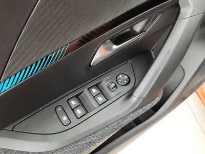 Photo 23 Peugeot 2008  PureTech 100 S&S BVM6