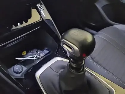 Photo 65 Peugeot 208  PureTech 100 S&S BVM6