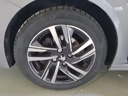 Photo 64 Peugeot 208  PureTech 100 S&S BVM6