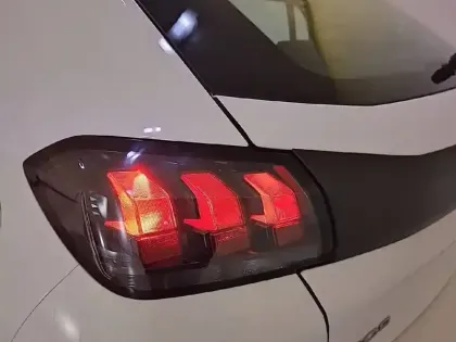 Photo 16 Peugeot 208  PureTech 75 S&S BVM5