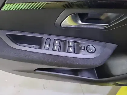 Photo 55 Peugeot 208  PureTech 100 S&S BVM6