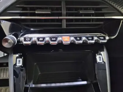 Photo 25 Peugeot 208  Electrique 50 kWh 136ch