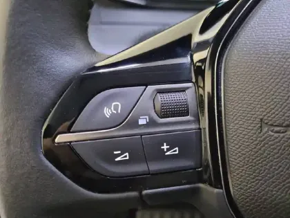 Photo 27 Peugeot 208  Electrique 50 kWh 136ch