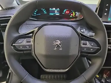 Photo 8 Peugeot 208  Electrique 50 kWh 136ch