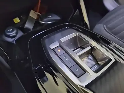 Photo 13 Peugeot 208  Electrique 50 kWh 136ch