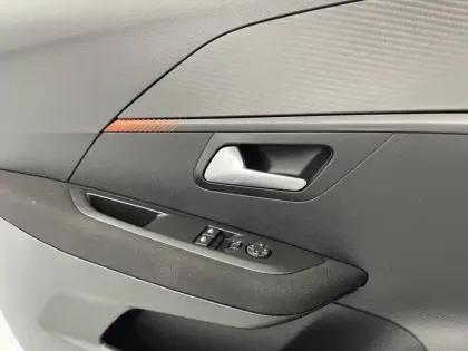 Photo 27 Peugeot 208  PureTech 100 S&S EAT8