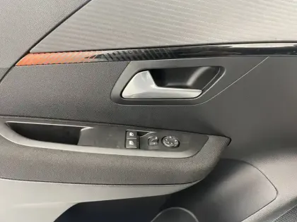 Photo 56 Peugeot 208  PureTech 100 S&S EAT8