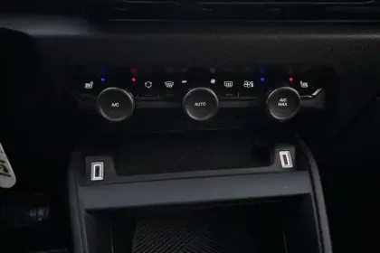 Photo 21 Citroën C4 e- 136 ch Automatique