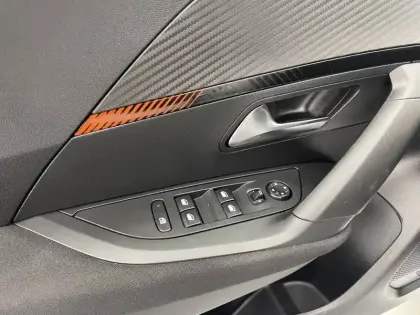 Photo 60 Peugeot 2008  PureTech 100 S&S BVM6