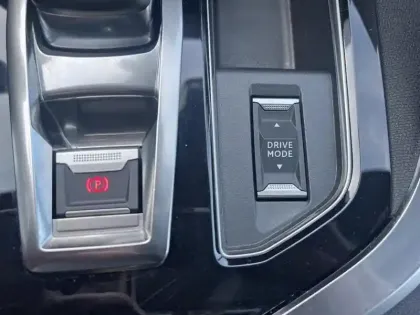 Photo 15 Peugeot 3008  Hybrid 225 e-EAT8 Allure Pack