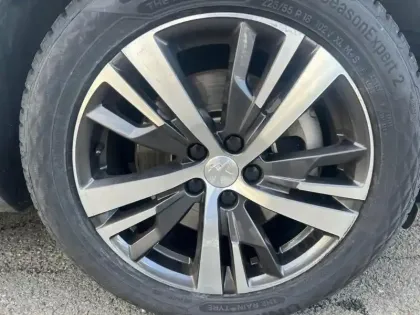 Photo 14 Peugeot 3008  Hybrid 225 e-EAT8 Allure Pack