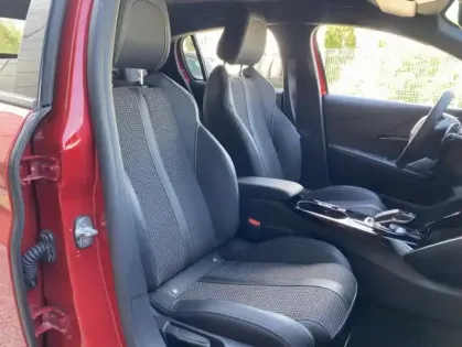 Photo 25 Peugeot 208 II Puretech 100 S&S EAT8 GT Line