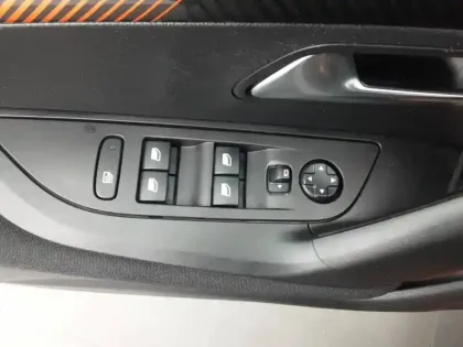 Photo 37 Peugeot 2008  PureTech 100 S&S BVM6