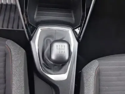 Photo 33 Peugeot 2008  PureTech 100 S&S BVM6