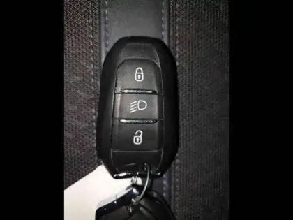 Photo 1 Peugeot 2008  PureTech 130 S&S EAT8