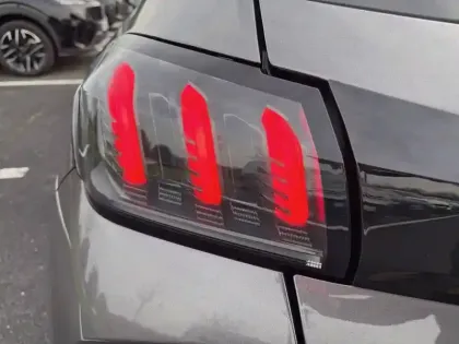 Photo 16 Peugeot 208  PureTech 100 S&S EAT8