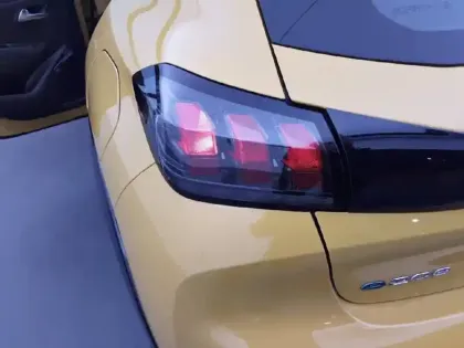 Photo 38 Peugeot 208  Electrique 50 kWh 136ch