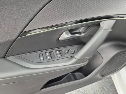 Photo 36 Peugeot 2008  Electrique 136 ch