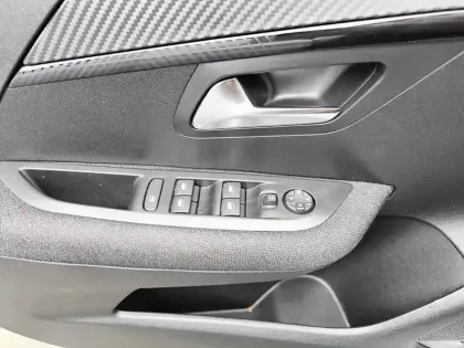 Photo 18 Peugeot 208  Hybrid 110 e-DCS6