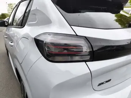 Photo 16 Peugeot 208  Hybrid 110 e-DCS6