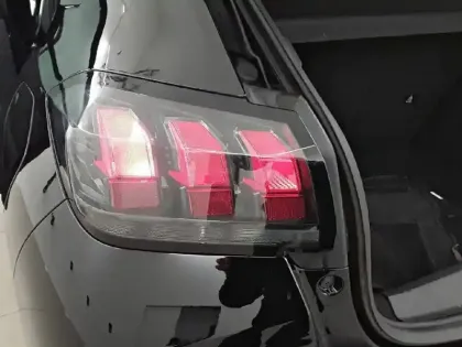 Photo 16 Peugeot 208  PureTech 75 S&S BVM5